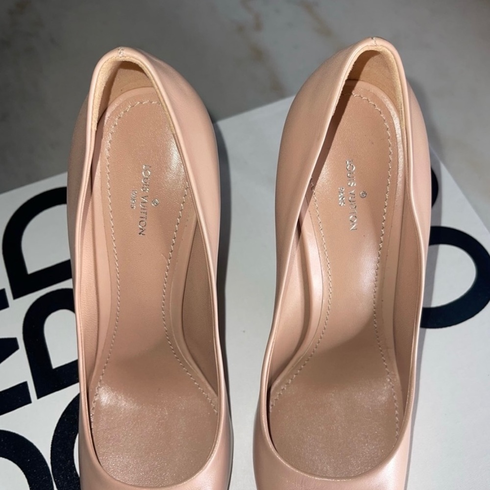 New Louis Vuitton Merry Go Round Metal Cap Pump in Nude - Picture 13 of 17